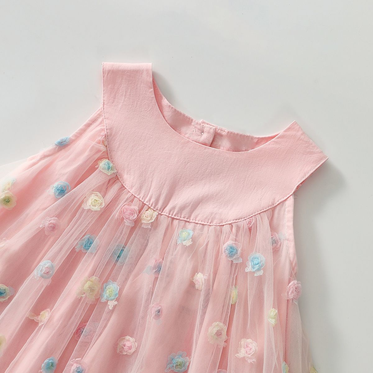 فستان تول مطرز بالورود ثلاثية الأبعاد