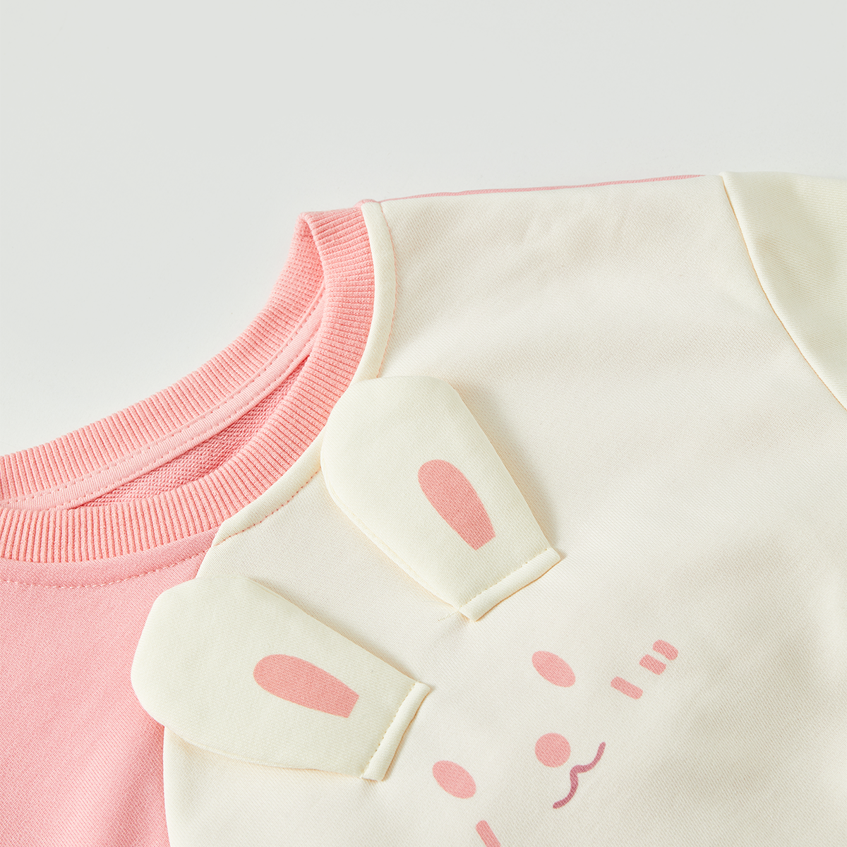 طقم سويت شيرت فضفاض بألوان متباينة من عمر سنتين إلى 7 سنوات