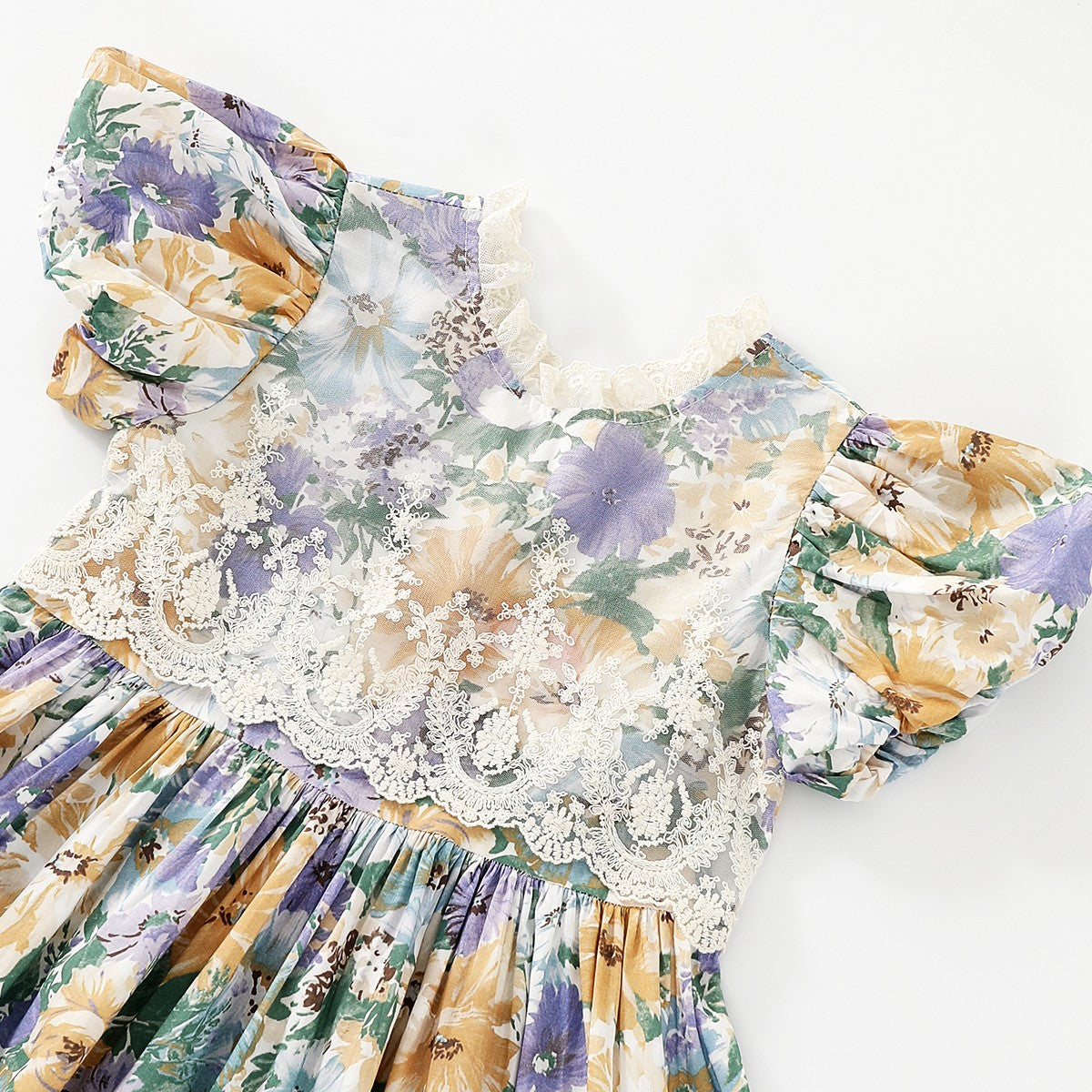 فستان دانتيل حلو بأكمام منفوخة