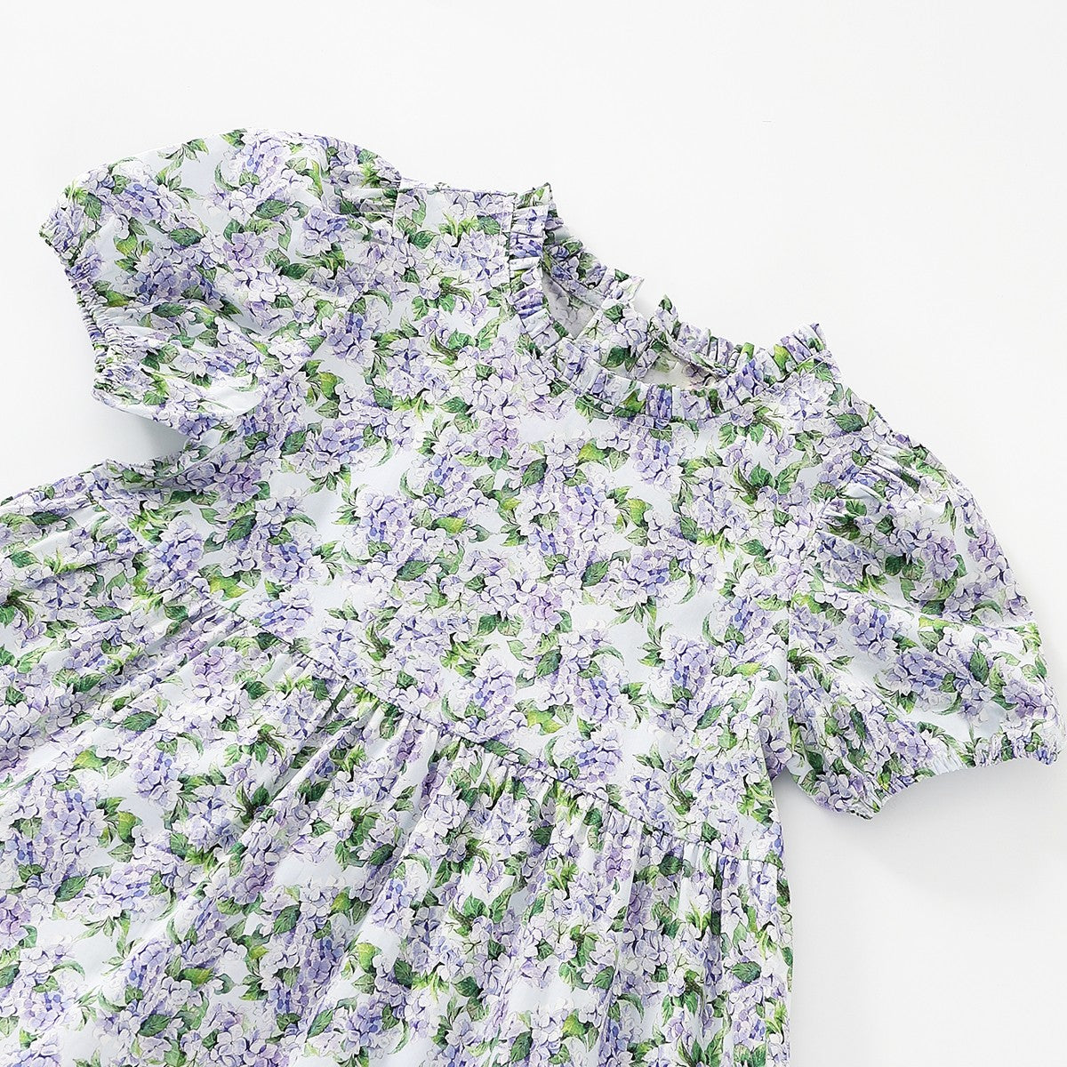 فستان بطبعة زهور وأكمام منتفخة