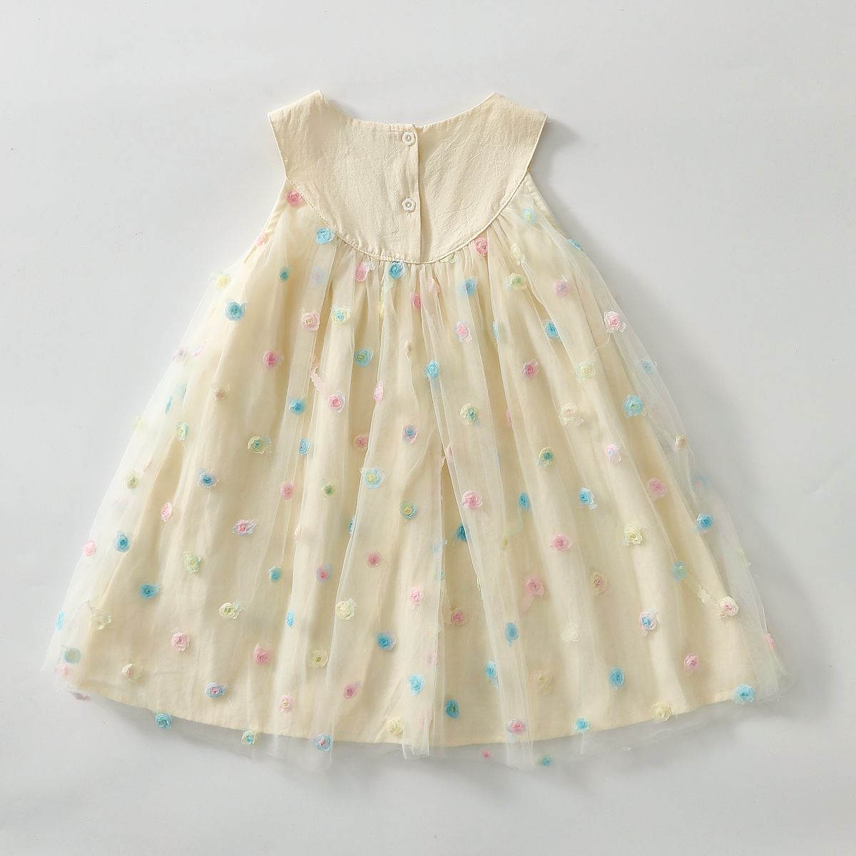 فستان تول مطرز بالورود ثلاثية الأبعاد