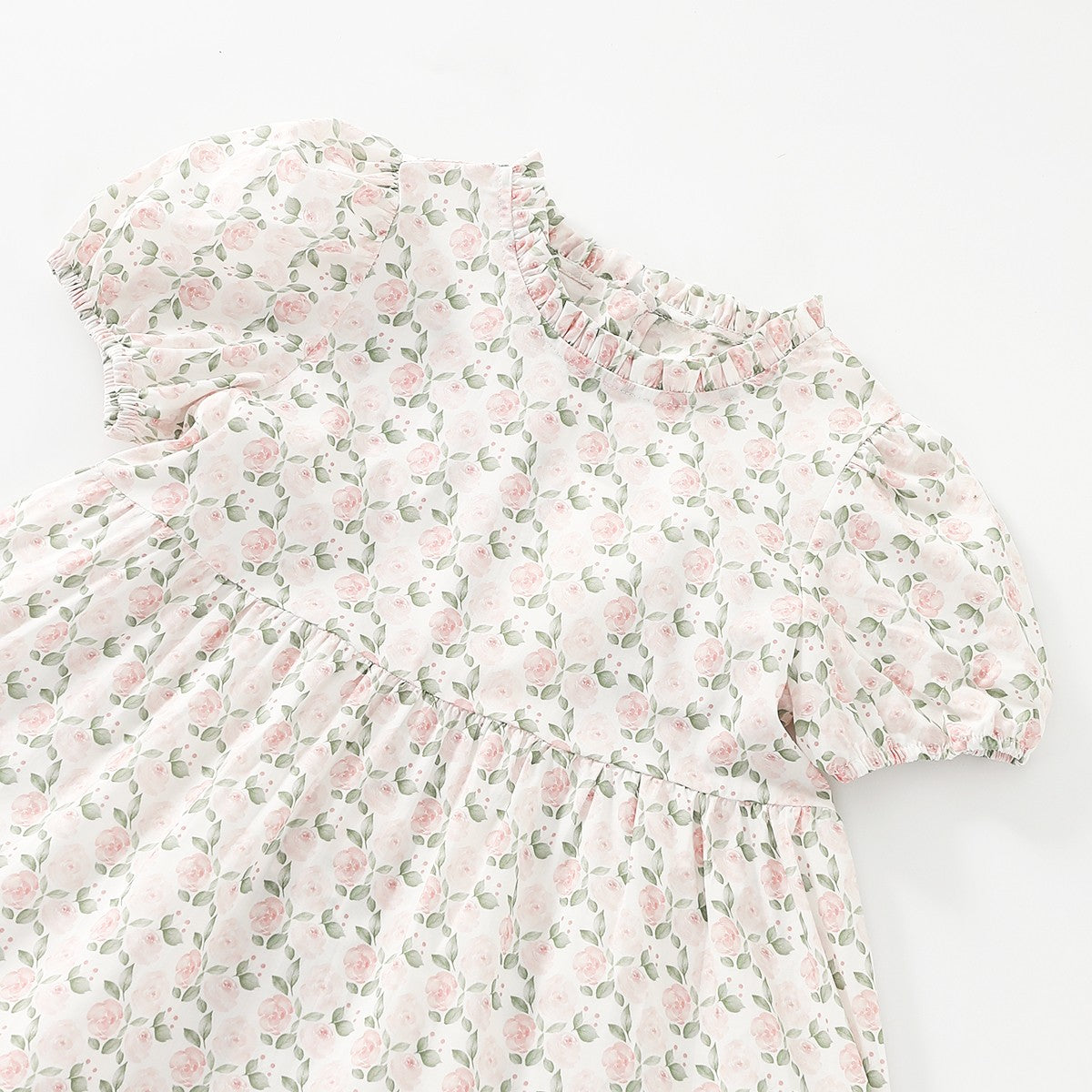 فستان بطبعة زهور وأكمام منتفخة