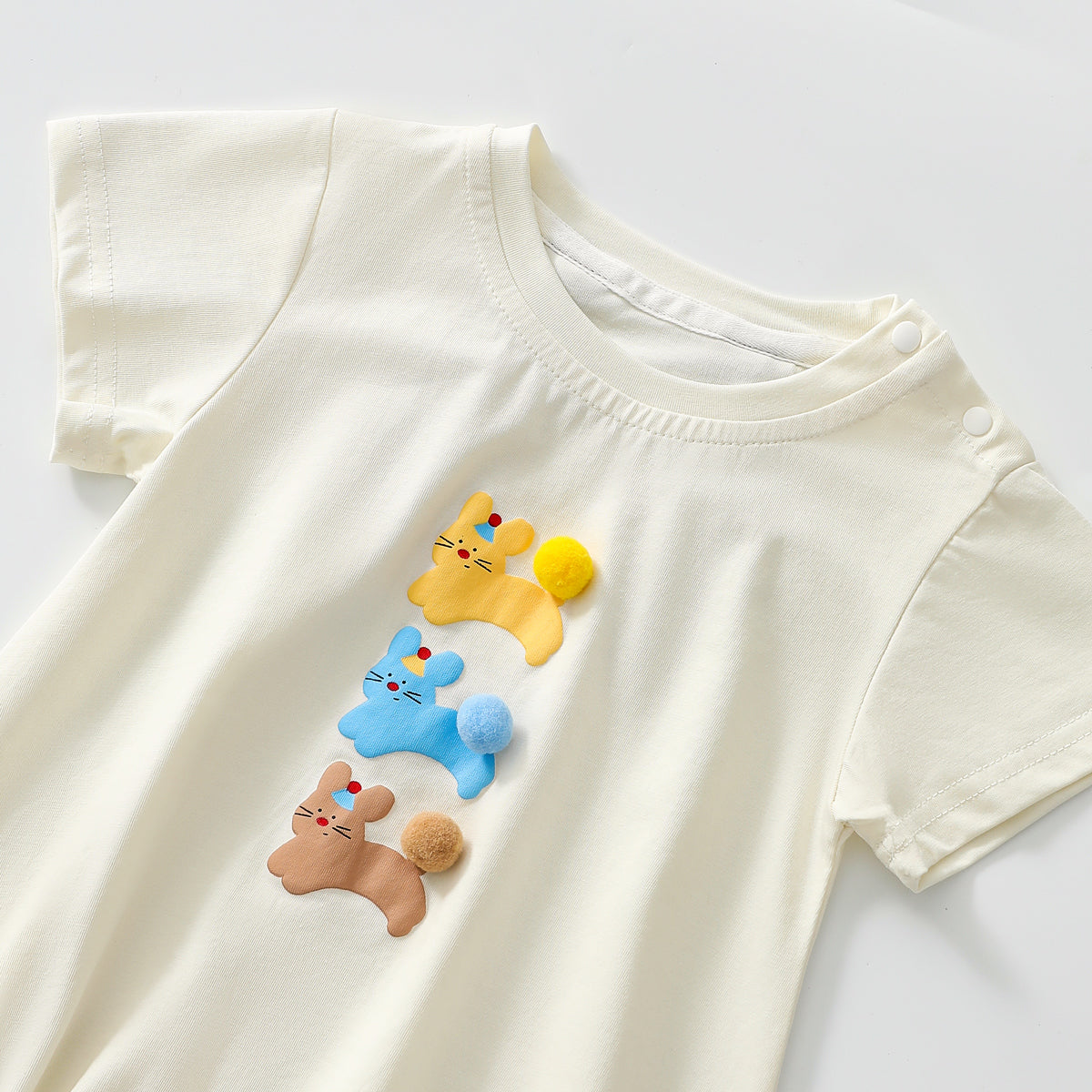 رومبير بأكمام قصيرة وأذنين أرنب