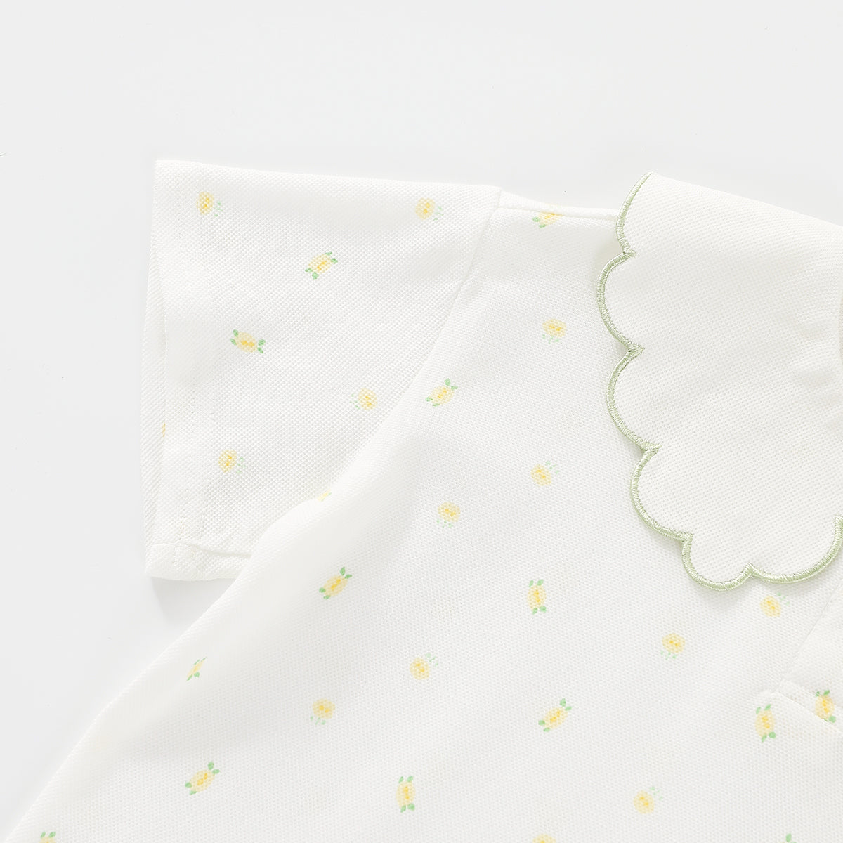 قميص بولو بأكمام قصيرة وياقة مزينة بالدانتيل