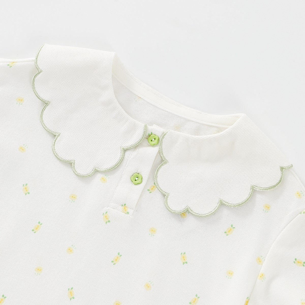 قميص بولو بأكمام قصيرة وياقة مزينة بالدانتيل