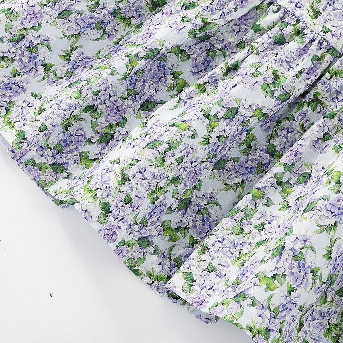 فستان بطبعة زهور وأكمام منتفخة