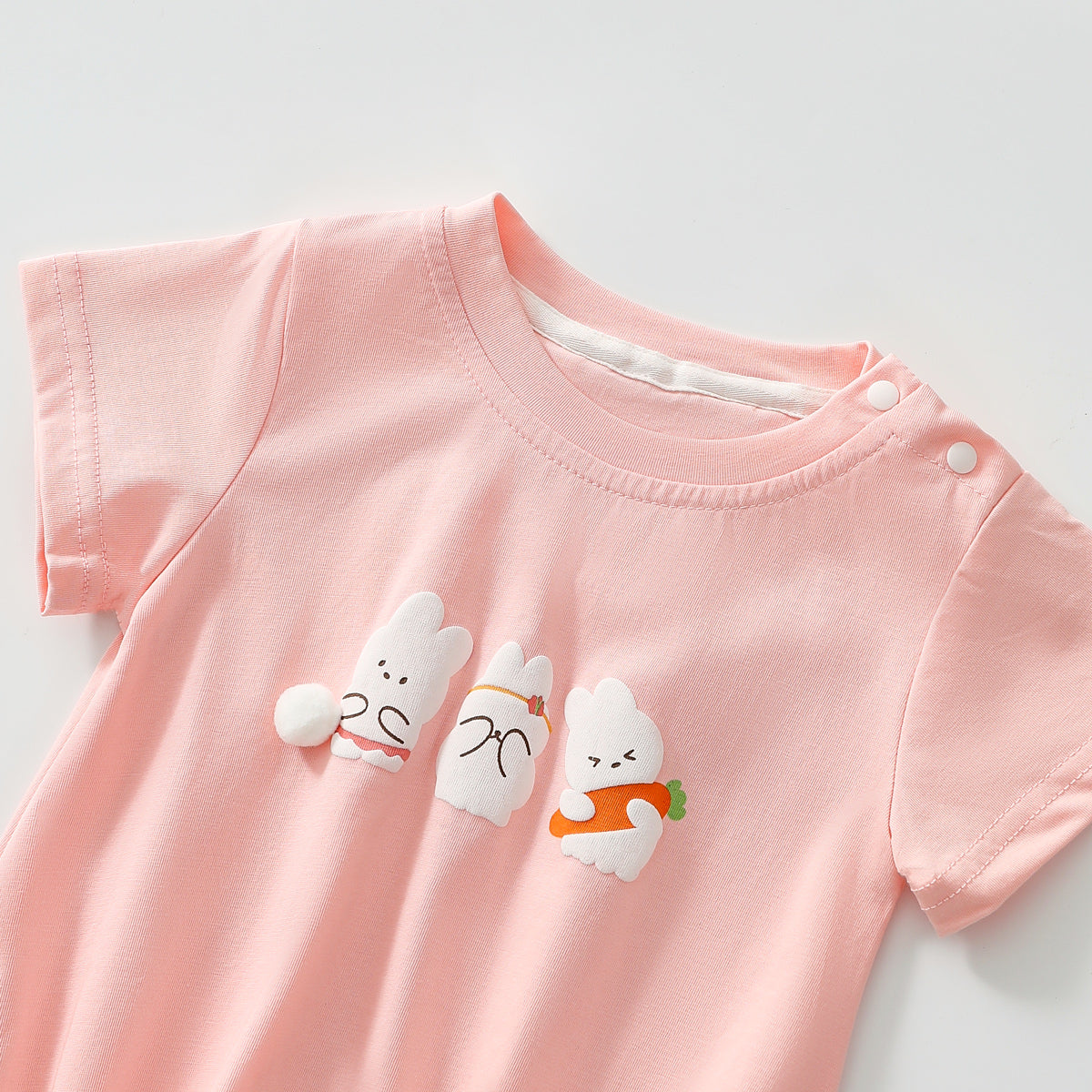 رومبير بأكمام قصيرة وأذنين أرنب