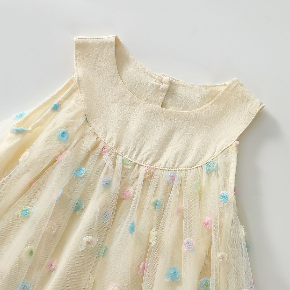 فستان تول مطرز بالورود ثلاثية الأبعاد