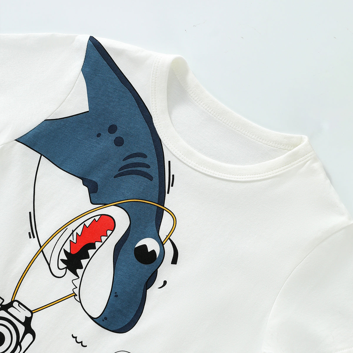 تي شيرت بأكمام قصيرة مطبوع عليه صورة سمكة قرش