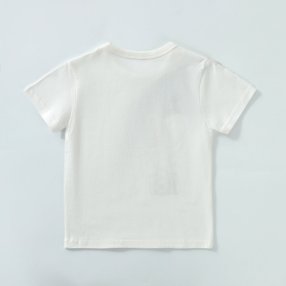 تي شيرت بأكمام قصيرة مطبوع عليه صورة سمكة قرش