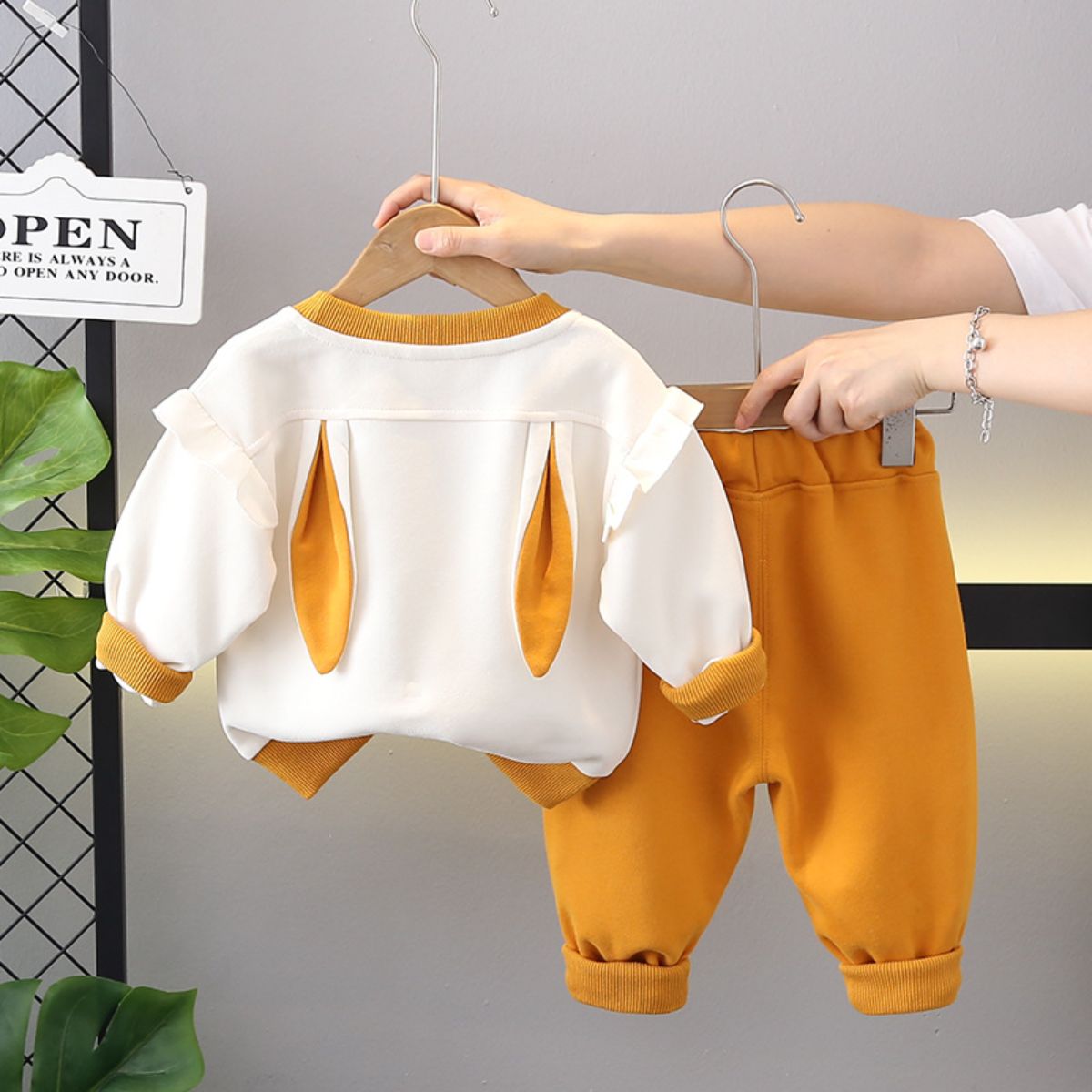 Children's Spring and Autumn Bowknot Long-sleeved Sweater Baby Suit Girls Fashionable Casual Pants Two-piece Suit