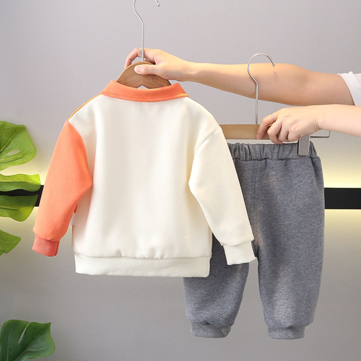 Boys suits spring and autumn new children's pullover sweater two-piece suit handsome baby spring clothes cartoon clothes