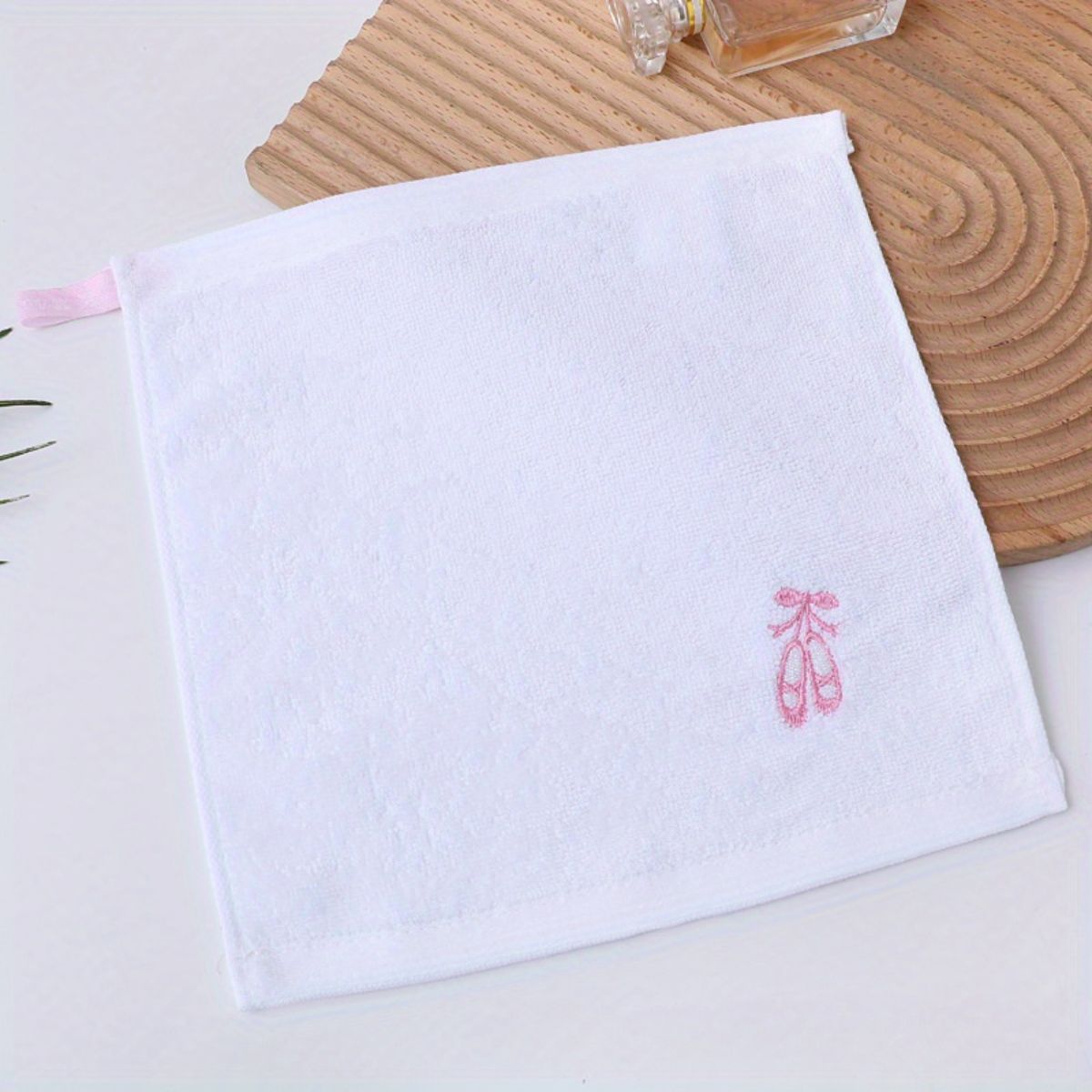 Embroidered cartoon cute cotton soft hangable absorbent children's square towel