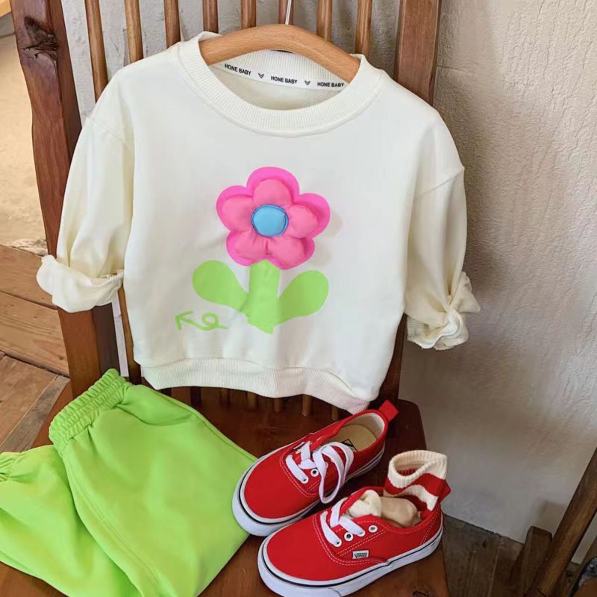 Girls suits new spring and autumn a complete set of children's three-dimensional flower sweater trousers two-piece suit