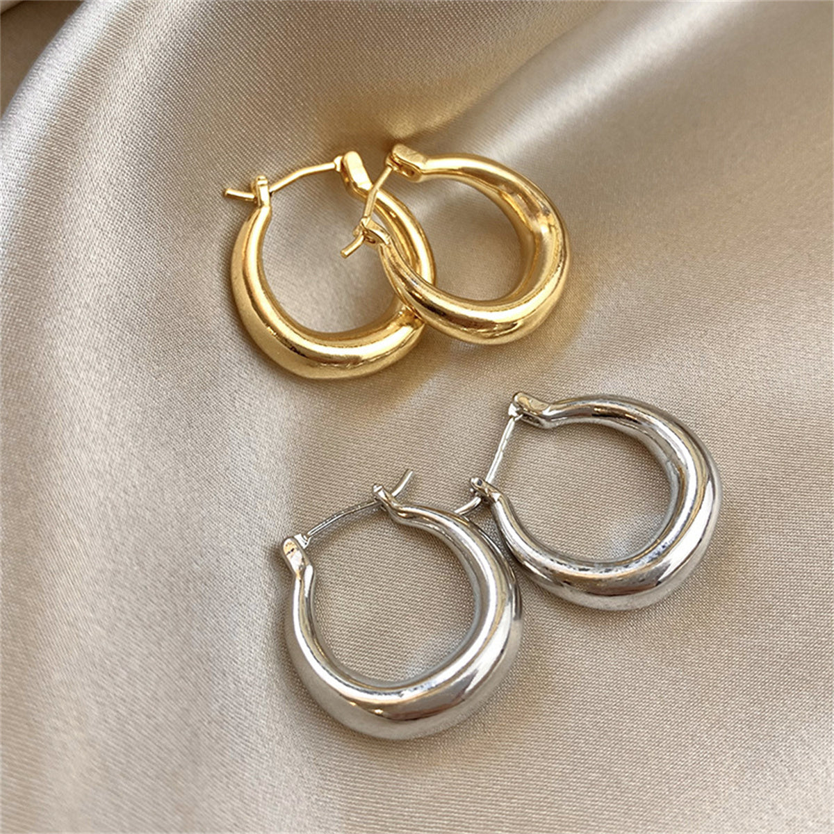 Women's simple and cool hoop earrings for daily outings