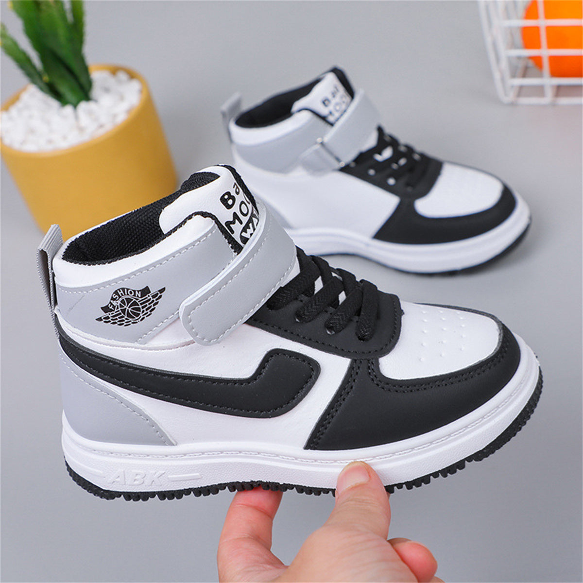 Medium and large boys and girls color matching simple urban style soft bottom high top sneakers