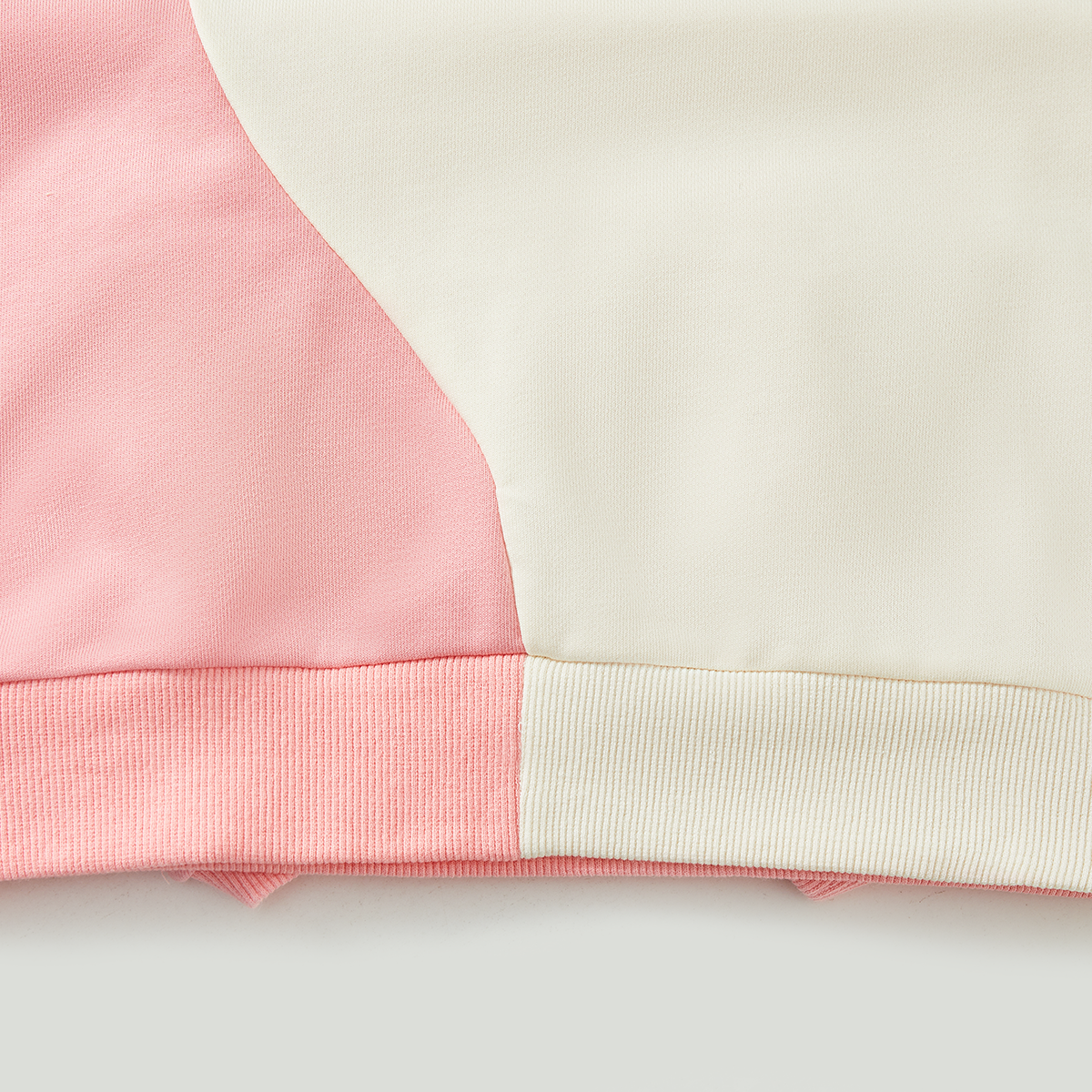 طقم سويت شيرت فضفاض بألوان متباينة من عمر سنتين إلى 7 سنوات 