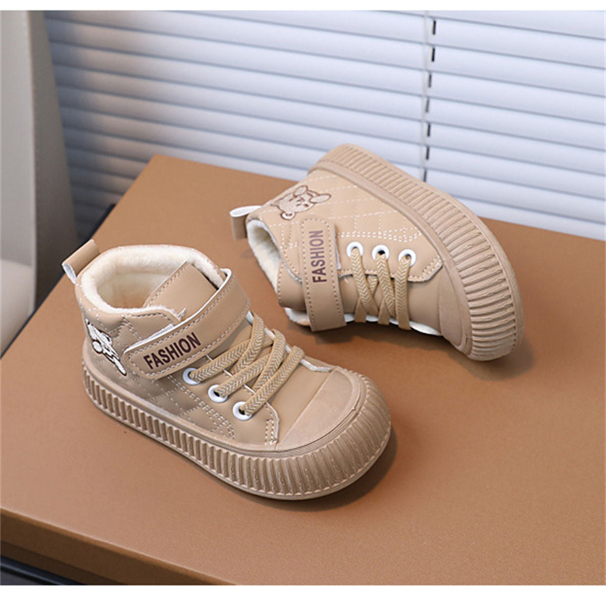 Children&#39;s winter velvet and cute embroidered bear waterproof soft-soled high-top sneakers