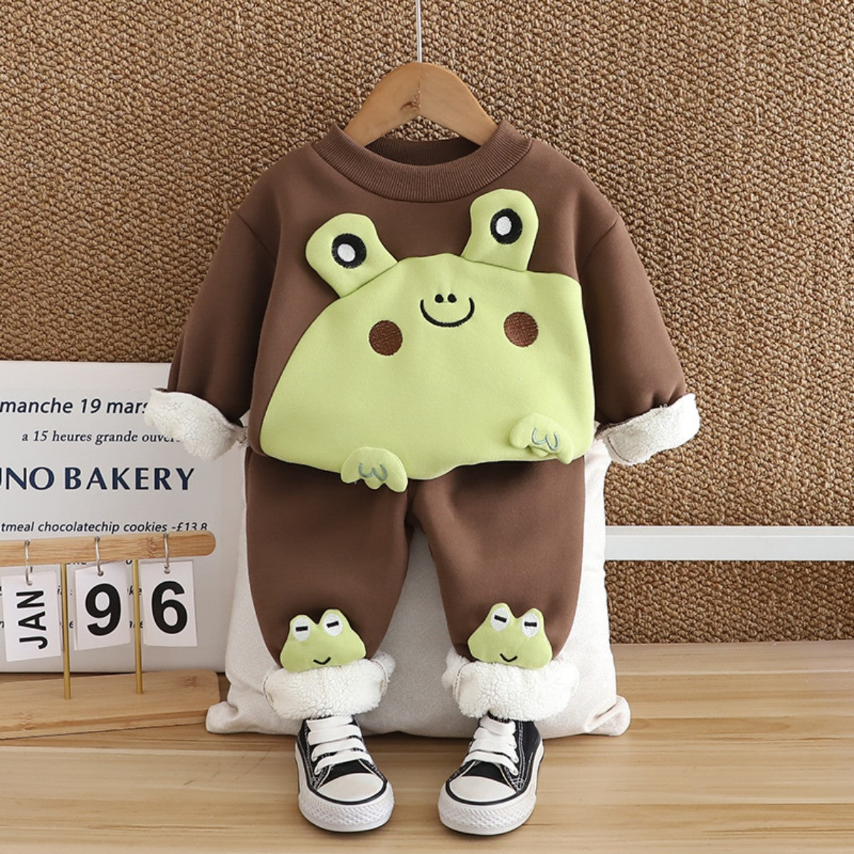 Boys autumn and winter clothes plus velvet thickened stylish suit children baby cartoon winter clothes frog sweater two-piece suit