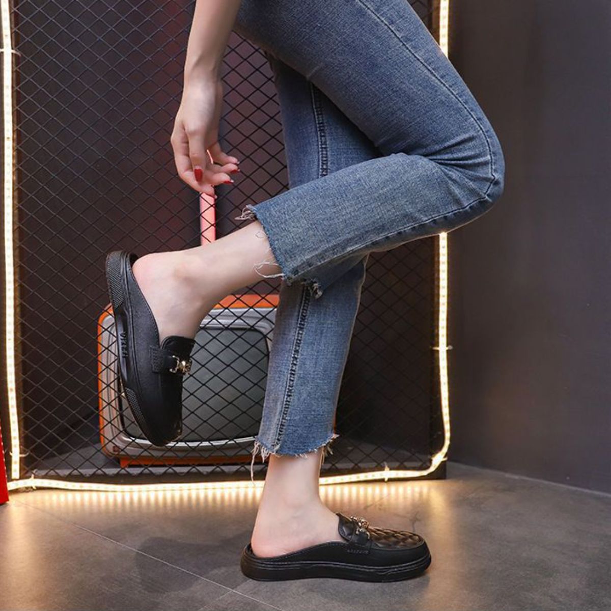 Height-enhancing fashionable closed-toe half-slippers