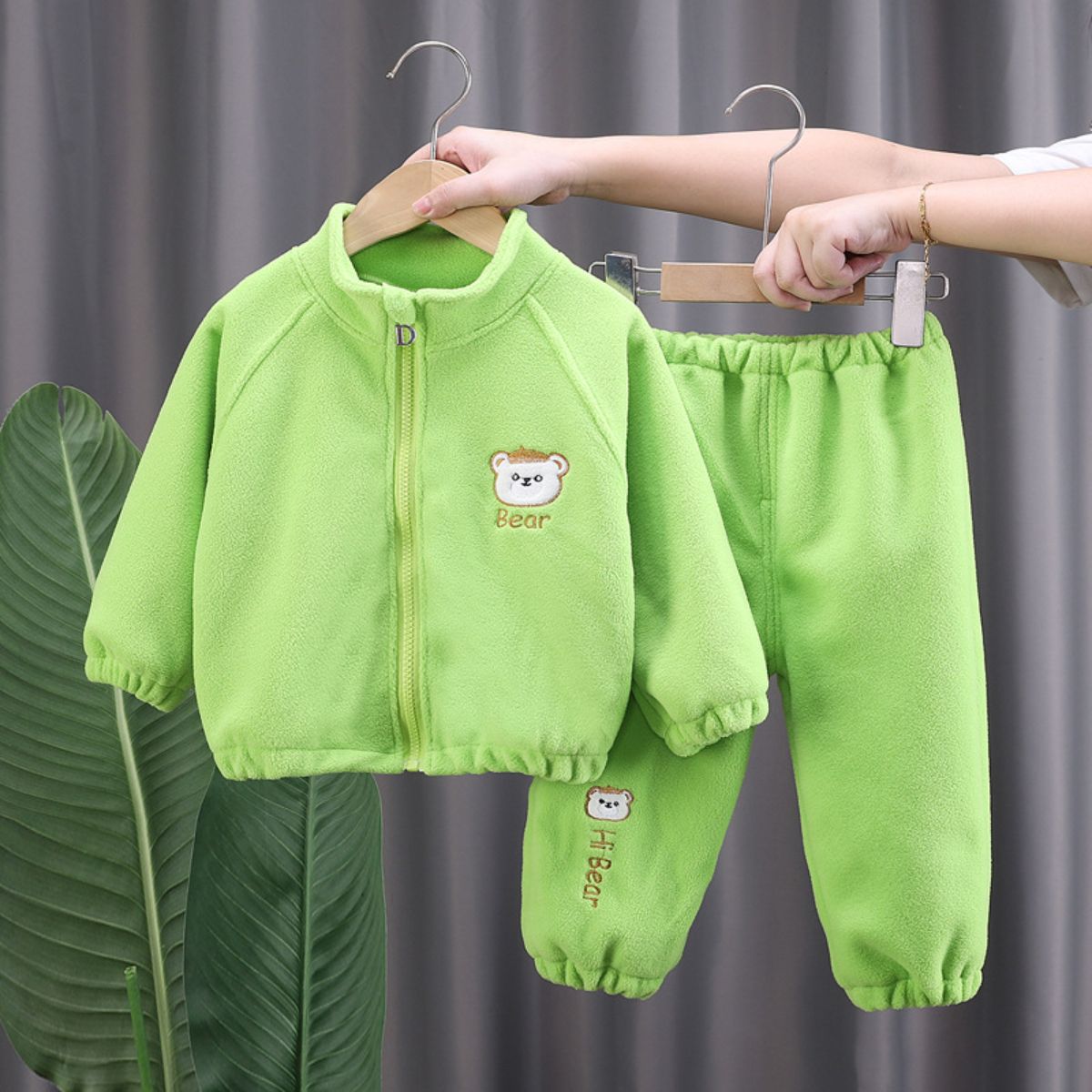 Children's clothing, boys and girls suits, small and medium-sized children's autumn clothing, new children's high-neck sports velvet suits