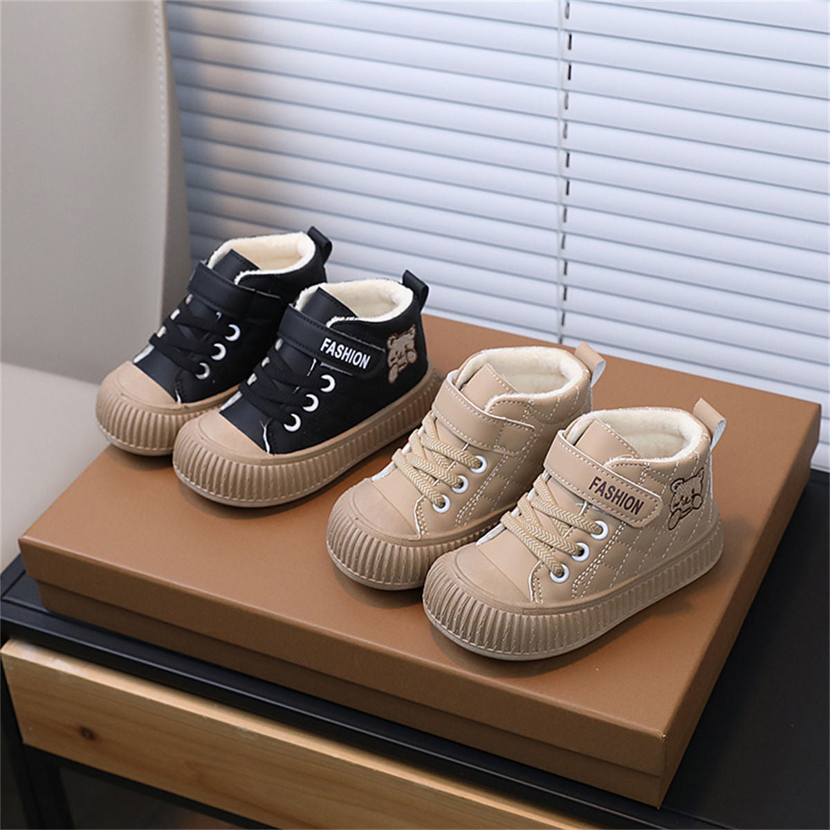 Children&#39;s winter velvet and cute embroidered bear waterproof soft-soled high-top sneakers