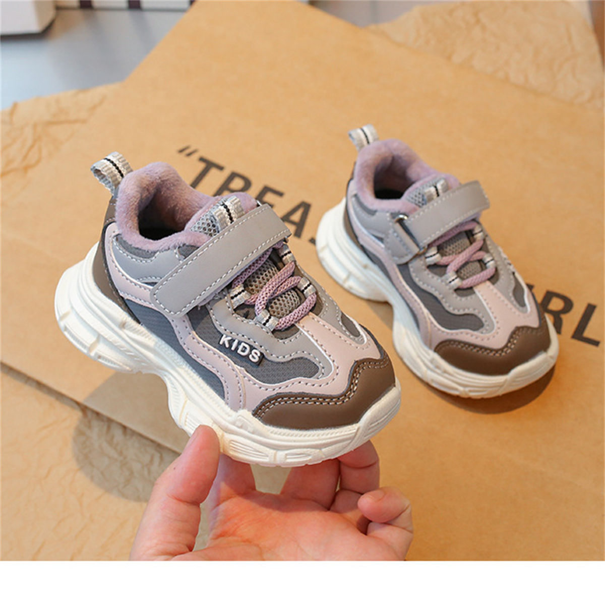 Children&#39;s winter velvet color matching purple temperament style sports shoes