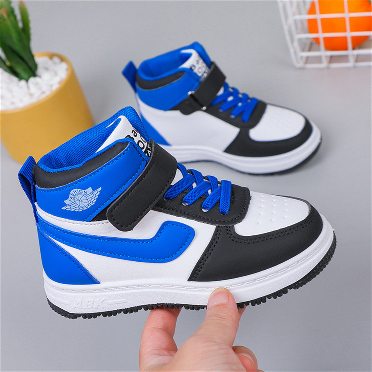 Medium and large boys and girls color matching simple urban style soft bottom high top sneakers