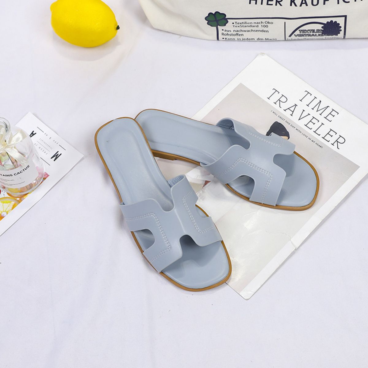 Fashionable flat sandals