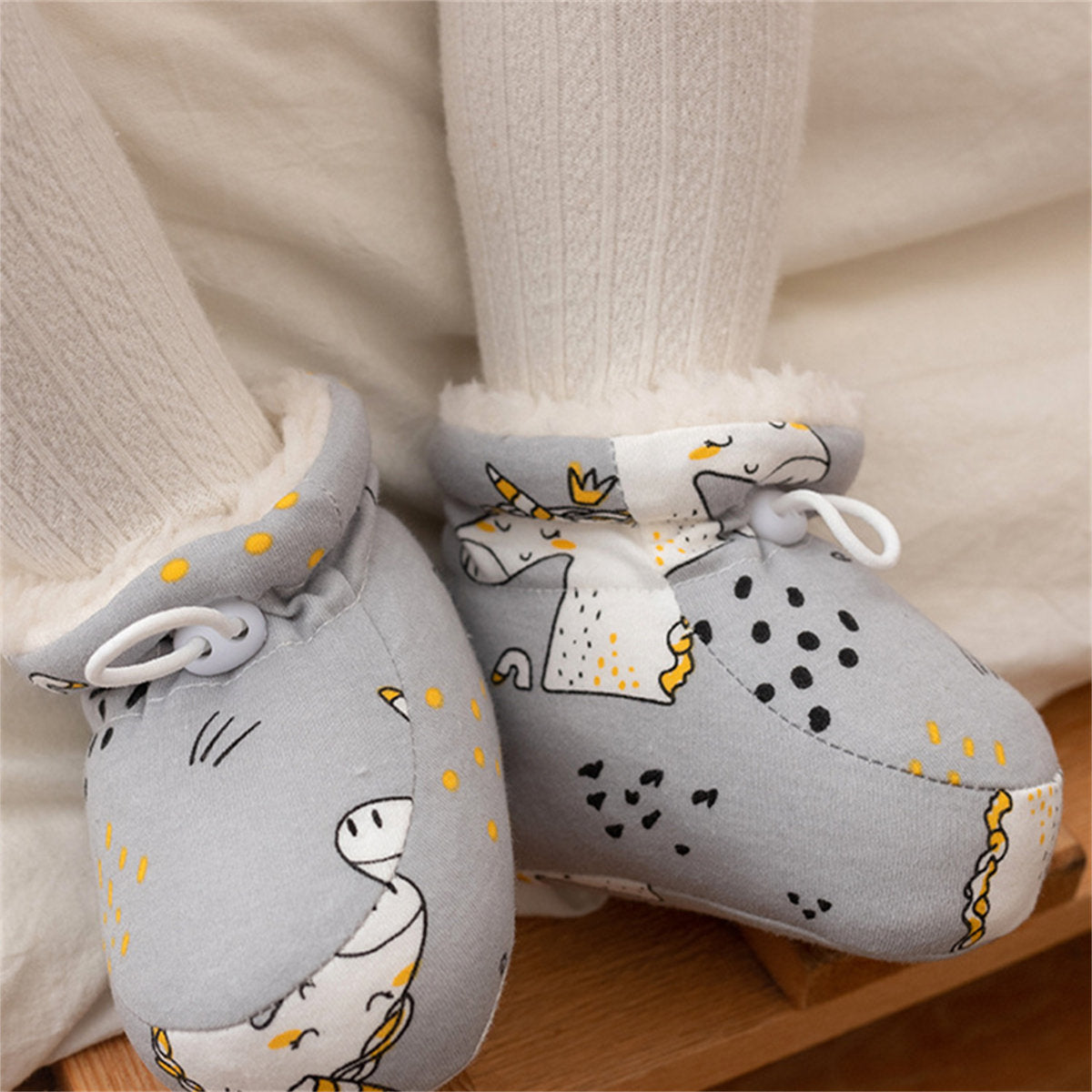 Infant and toddler boys and girls velvet shoe covers for winter, soft, skin-friendly, and non-falling cotton shoes