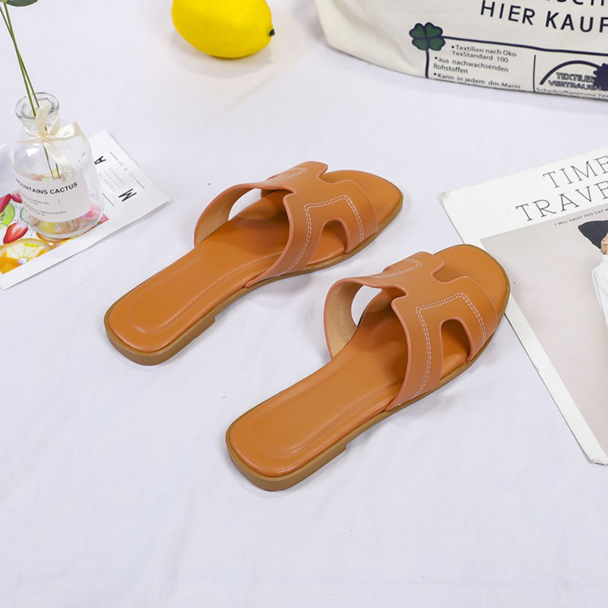 Fashionable flat sandals