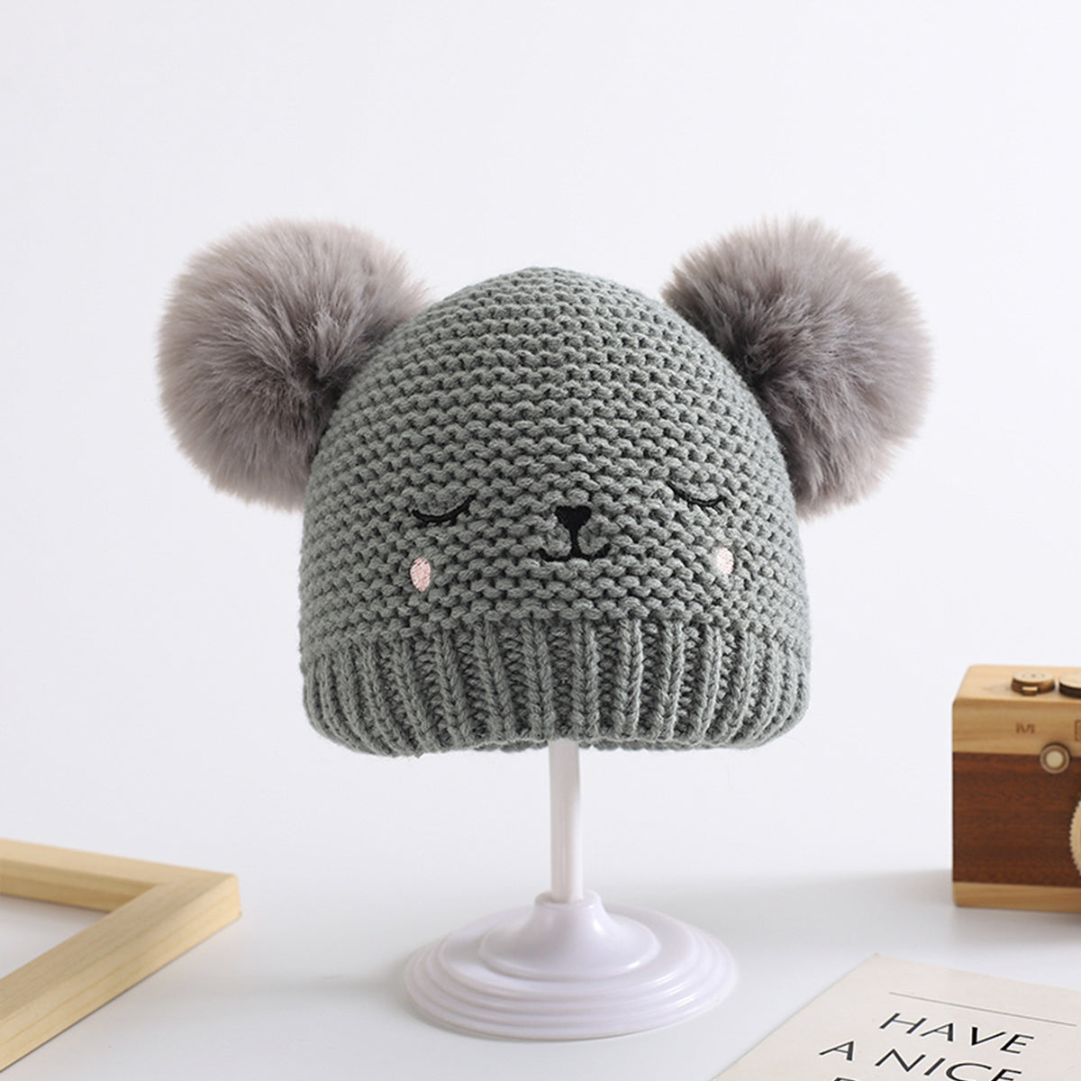 Children's woolen hat with fur ball