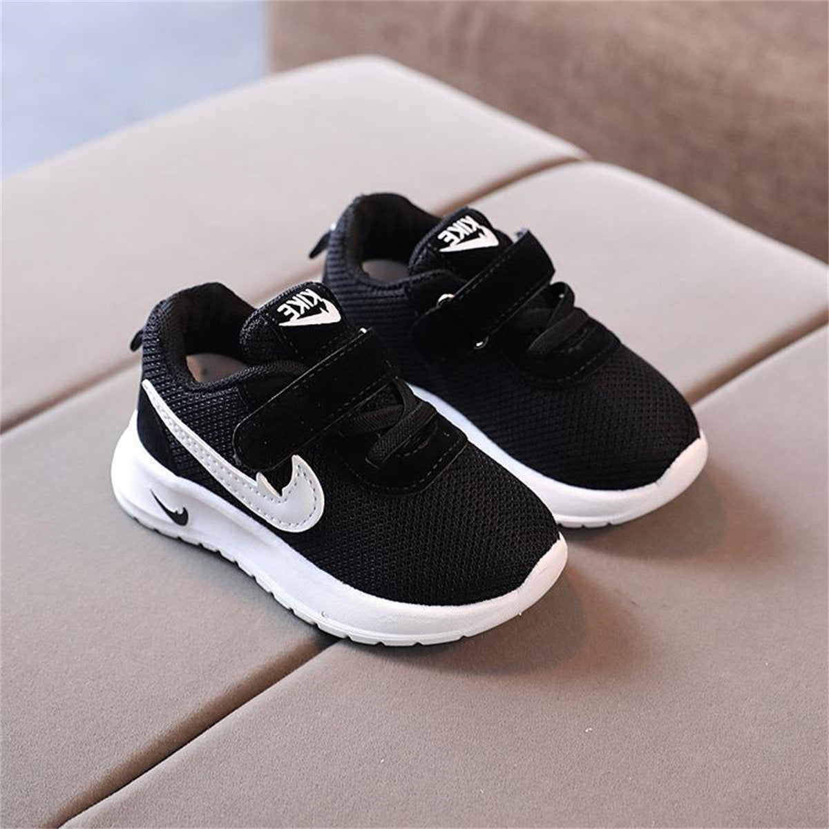 Children's solid color sports shoes