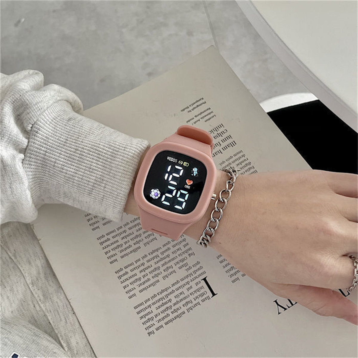 Children's simple solid color college style LED time convenient electronic watch