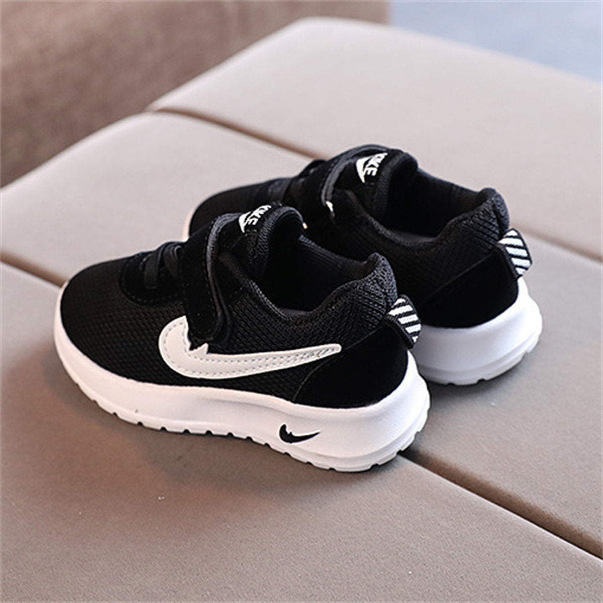 Children's solid color sports shoes