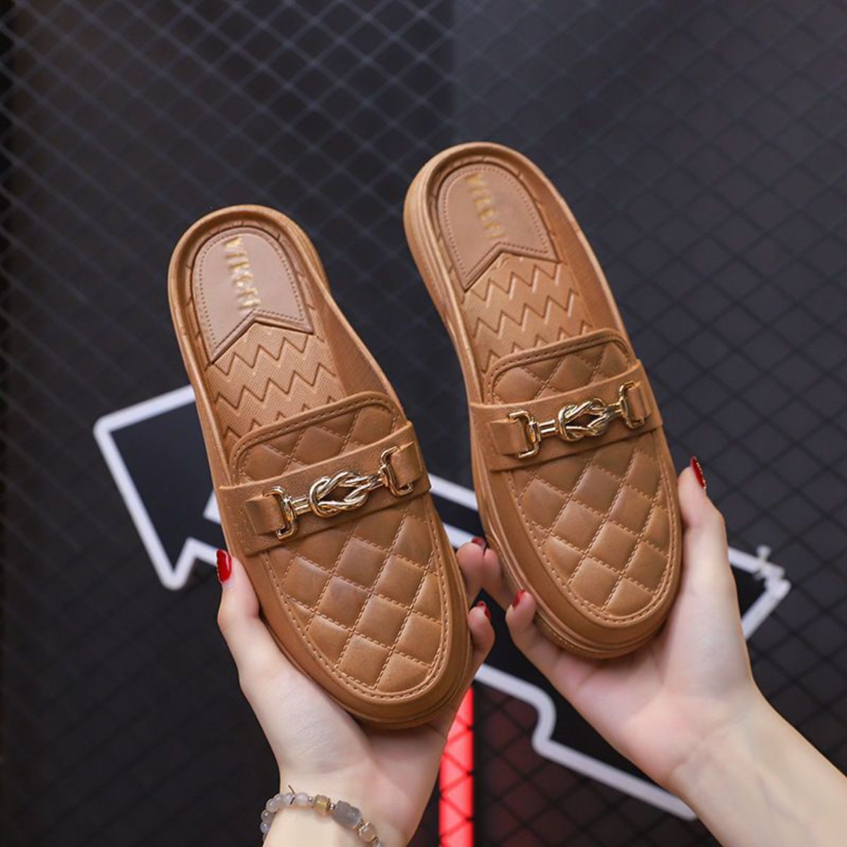 Height-enhancing fashionable closed-toe half-slippers