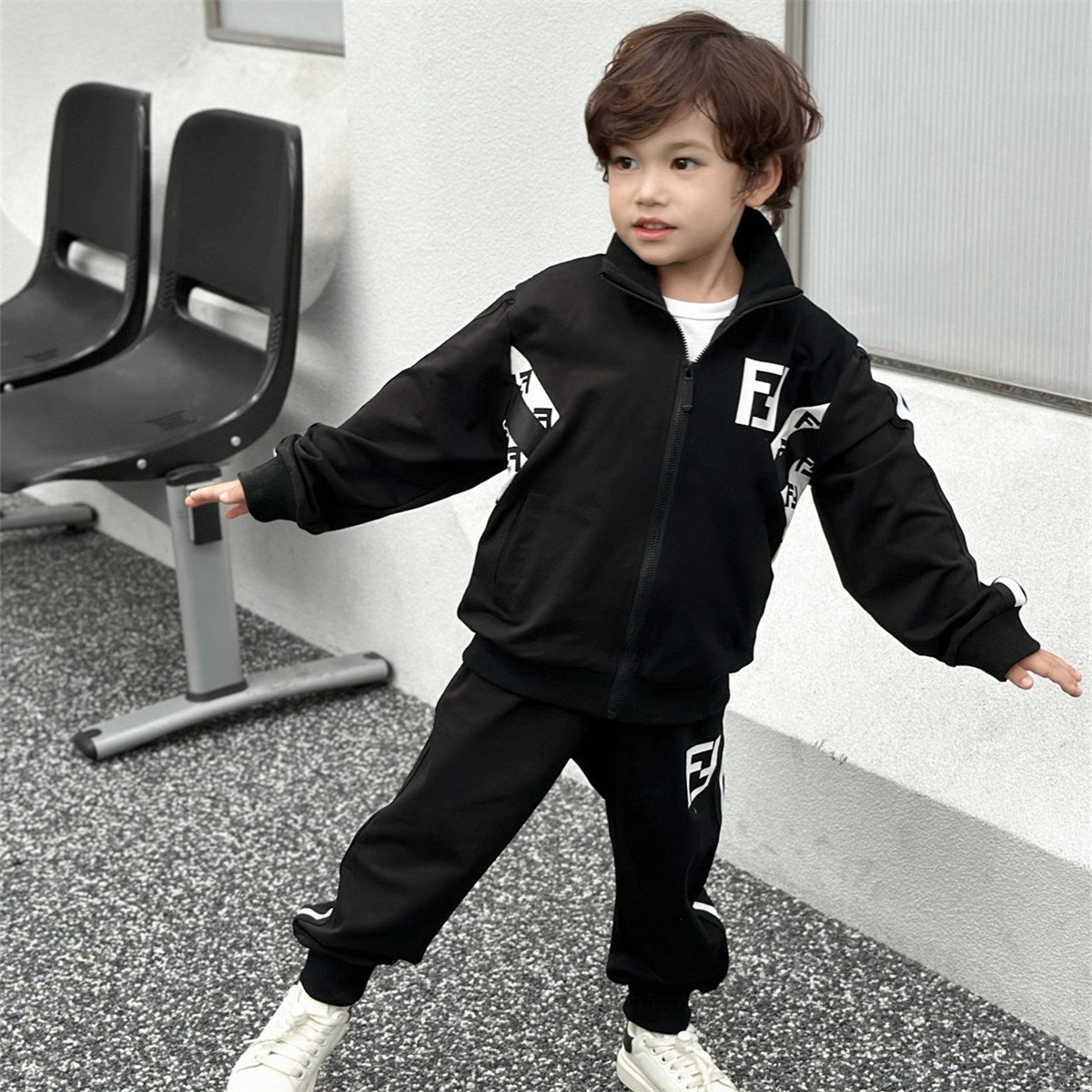 Fashionable sports casual suit for middle and large children