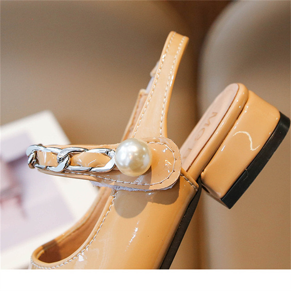 Medium and large girls' color matching pearl style elegant lady style flat leather shoes