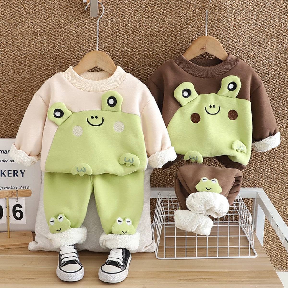 Boys autumn and winter clothes plus velvet thickened stylish suit children baby cartoon winter clothes frog sweater two-piece suit