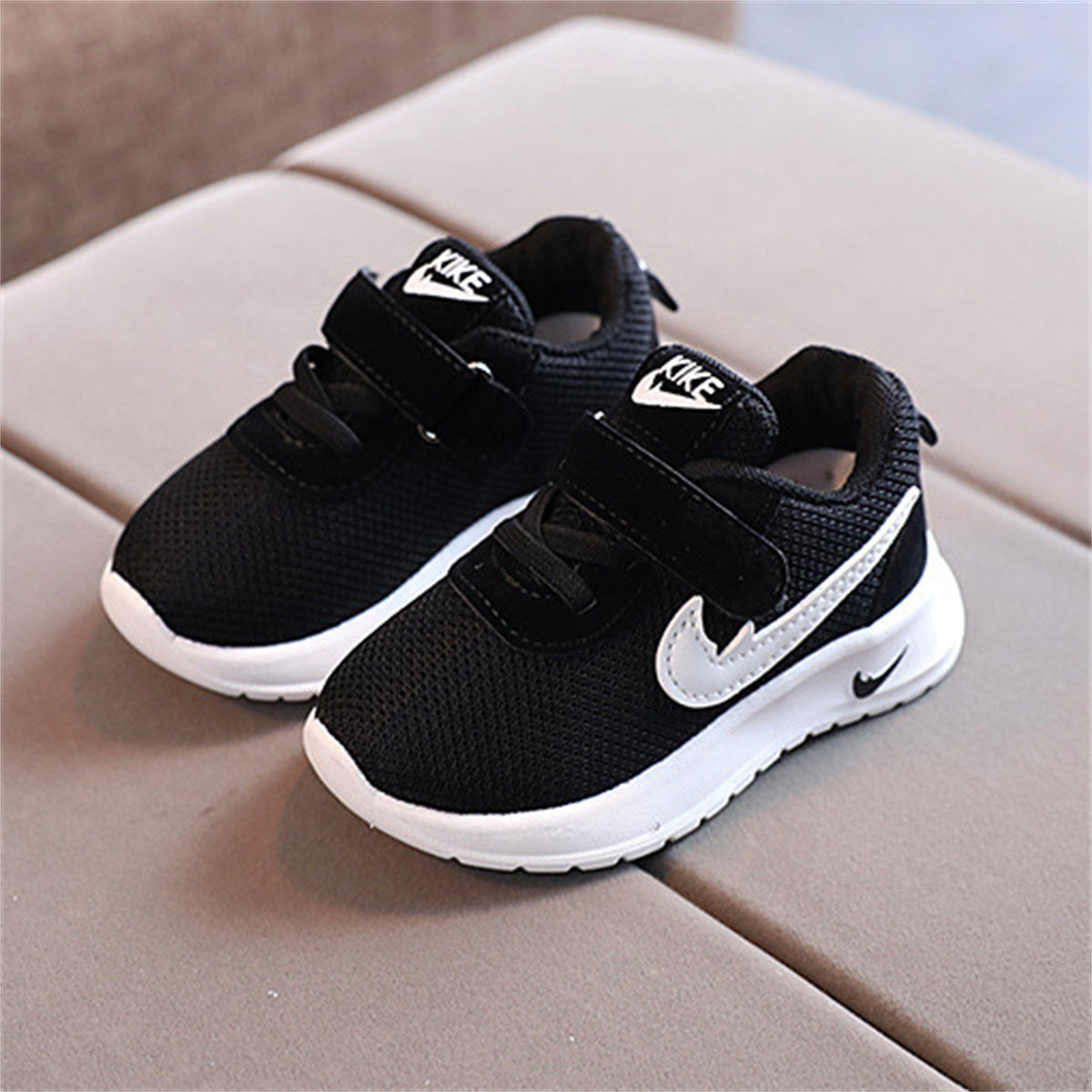 Children's solid color sports shoes