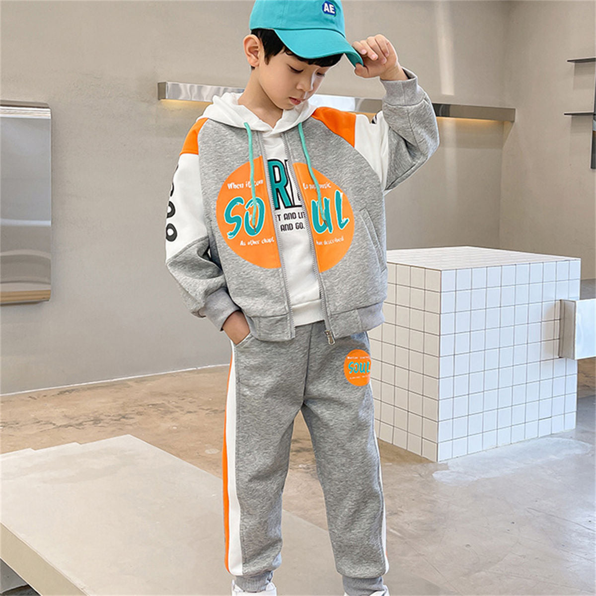 Two-piece color matching sweater suit for middle and large boys in autumn and winter