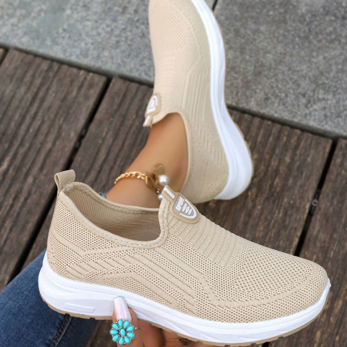 Comfortable flying woven slip-on shoes for mothers women