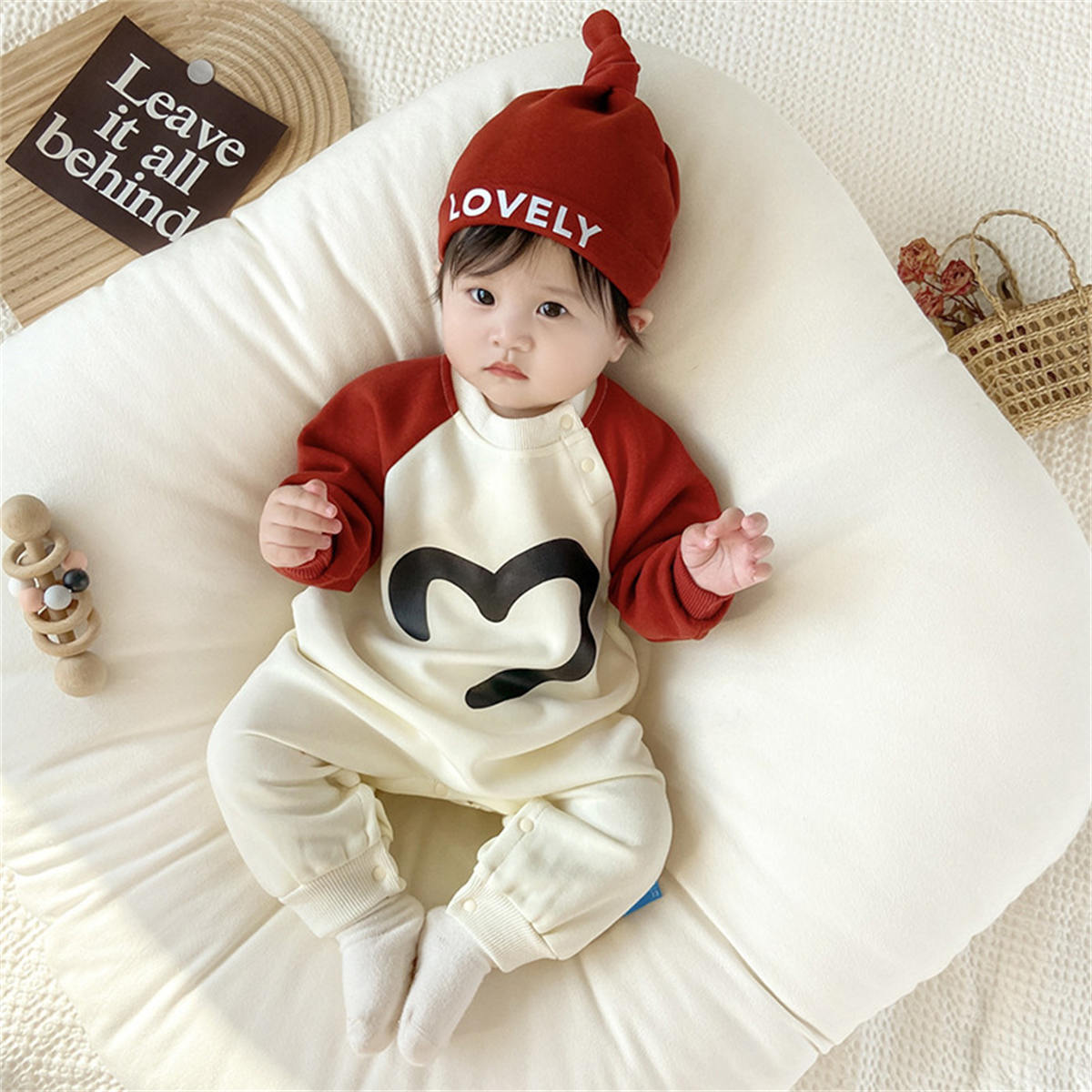 Baby onesie with hood and long sleeves with letters