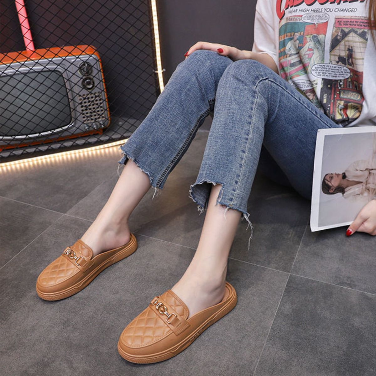 Height-enhancing fashionable closed-toe half-slippers