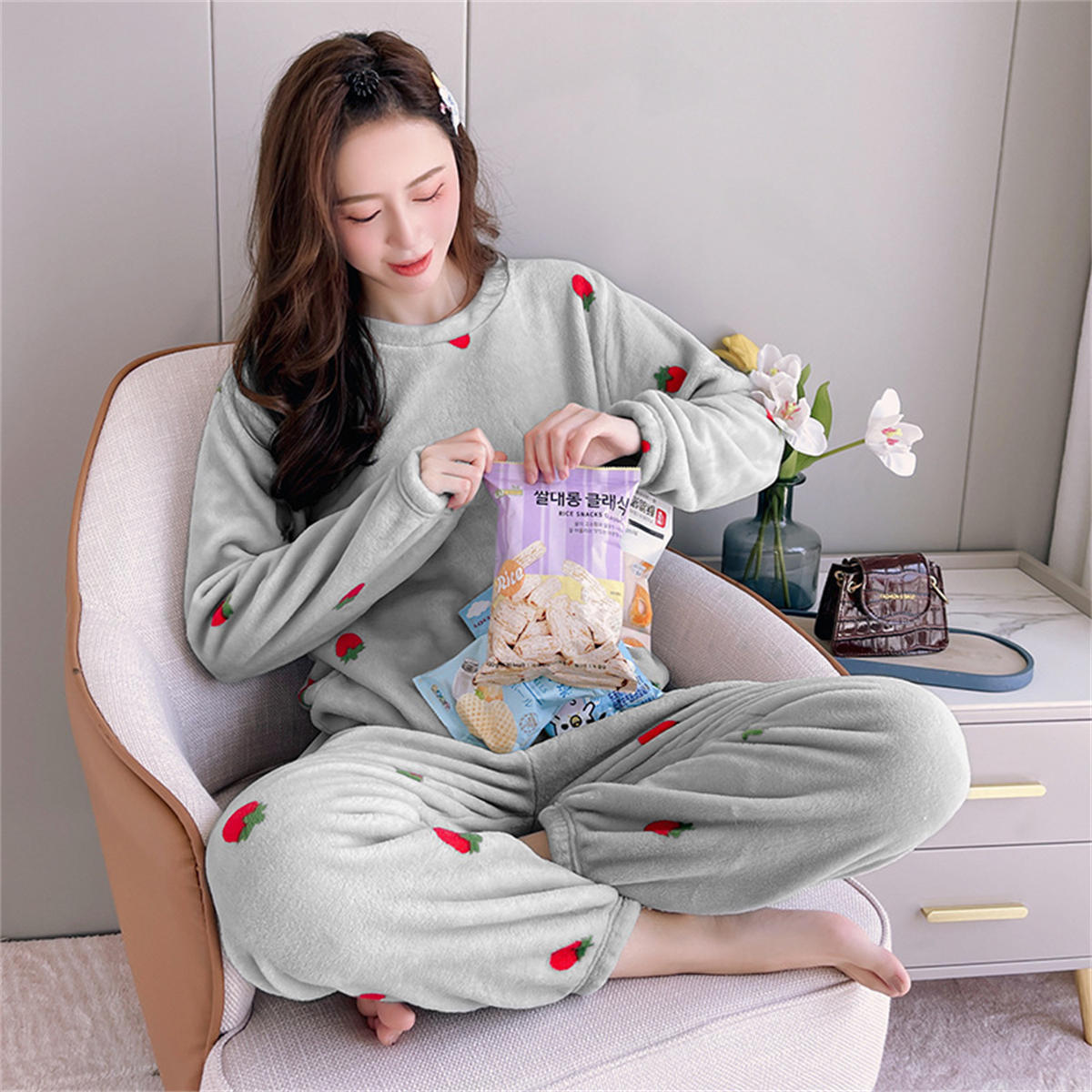 Women's autumn and winter round neck coral fleece pajamas with printed strawberry