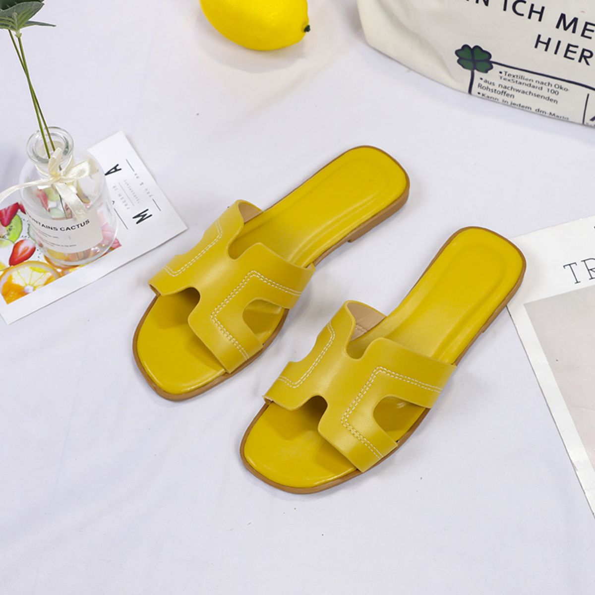 Fashionable flat sandals