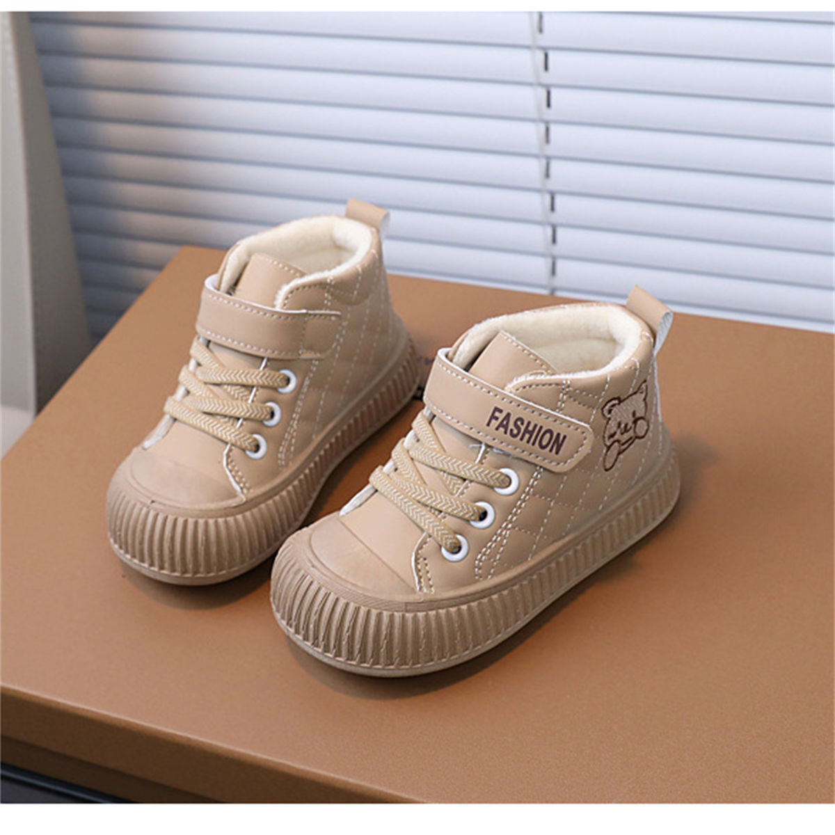 Children&#39;s winter velvet and cute embroidered bear waterproof soft-soled high-top sneakers