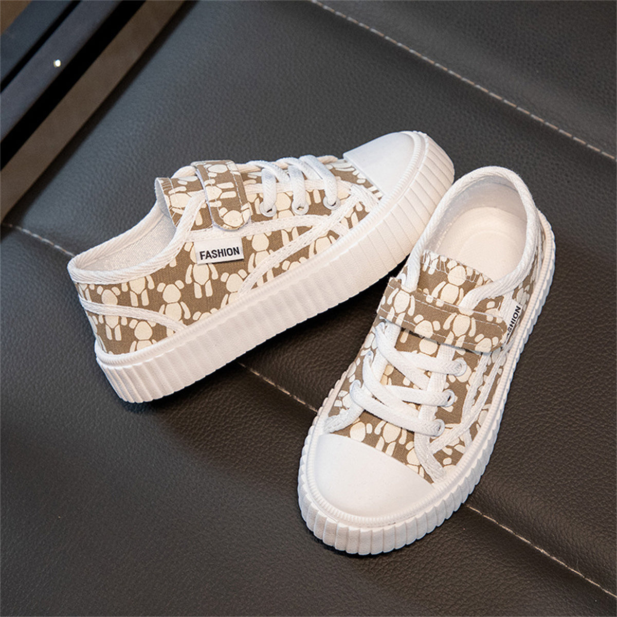 Medium and large size boys and girls' low-top canvas shoes with cute paw prints