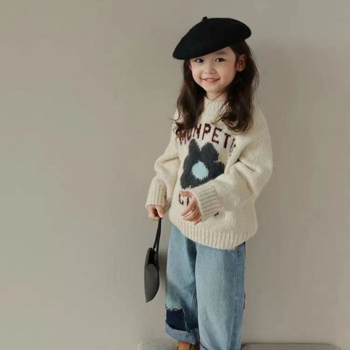 Soft round neck children's clothing shop girls letter flower pullover sweater autumn and winter new children's fashion tops