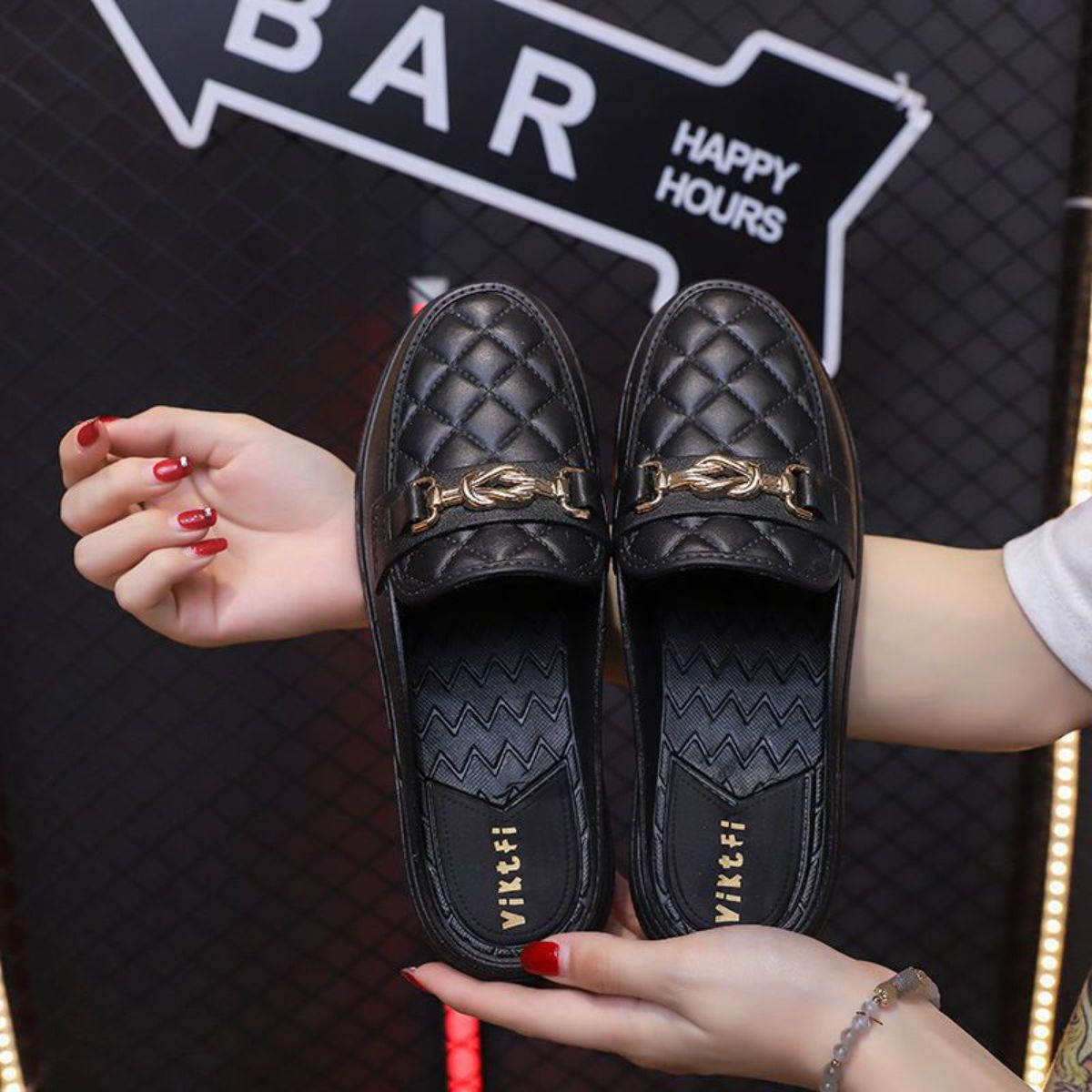 Height-enhancing fashionable closed-toe half-slippers